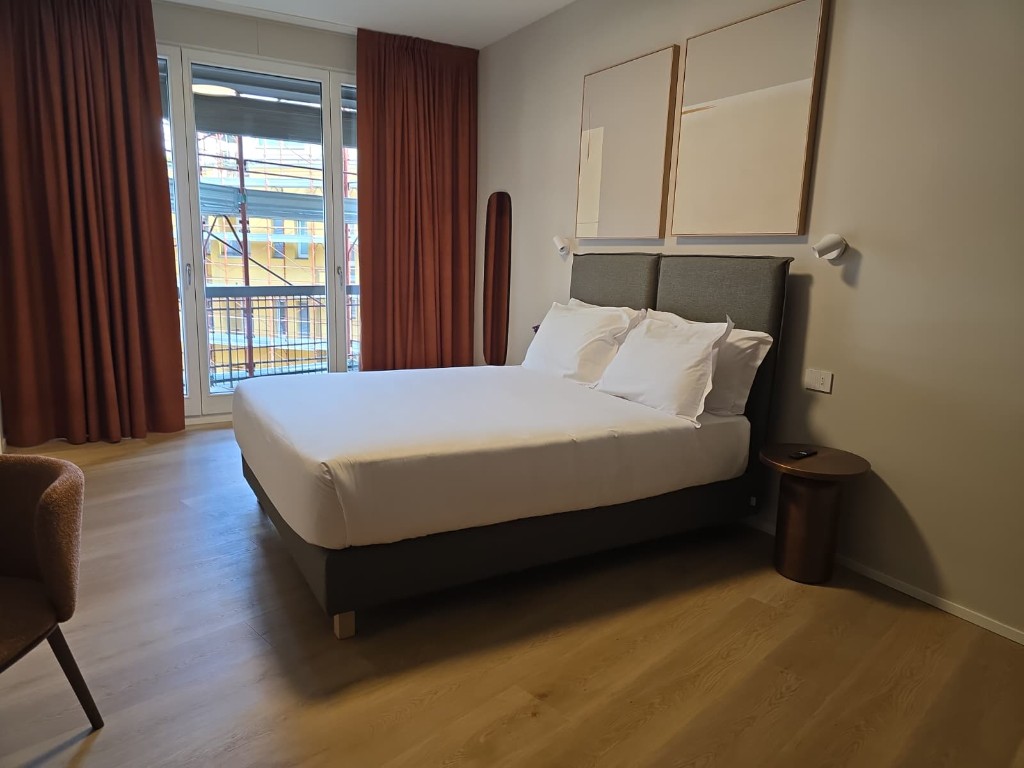Camera da letto pulita e pronta per ospiti