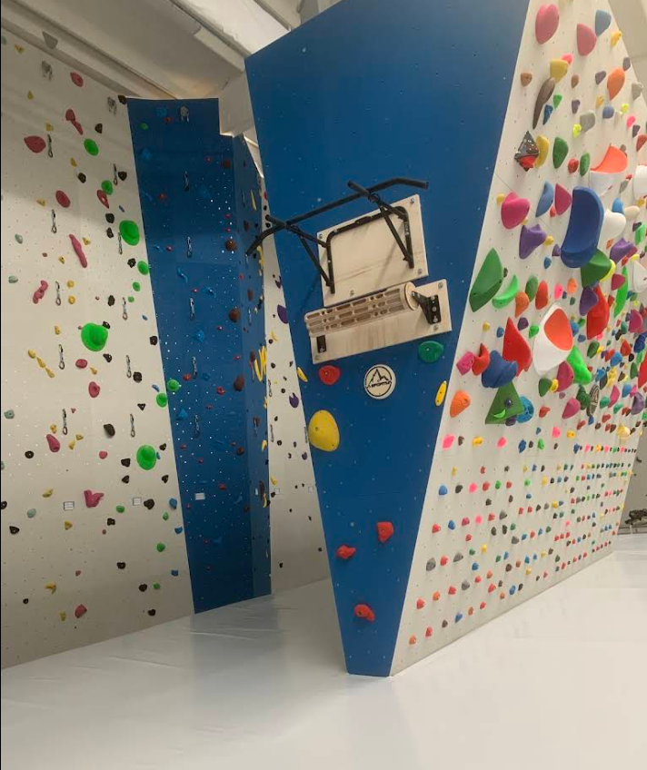 Parete da arrampicata in palestra igienizzata