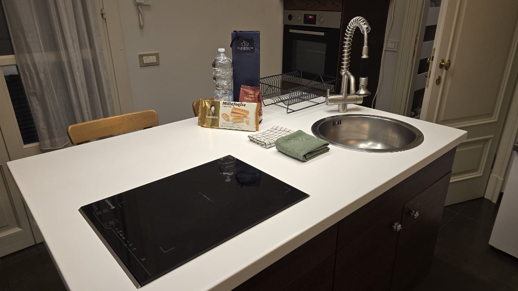Isola cucina riordinata e superfici pulite