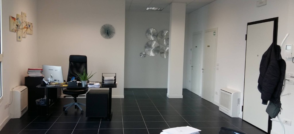 Area reception ufficio pulita e ordinata
