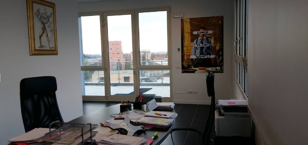 Postazione ufficio pulita con vista luminosa