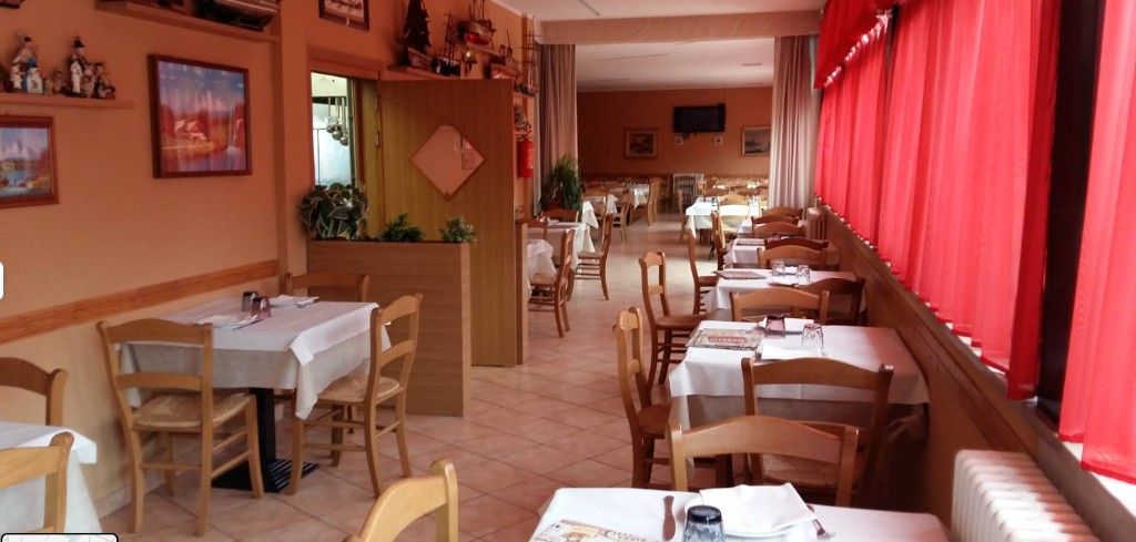 Sala ristorante pulita e ben preparata